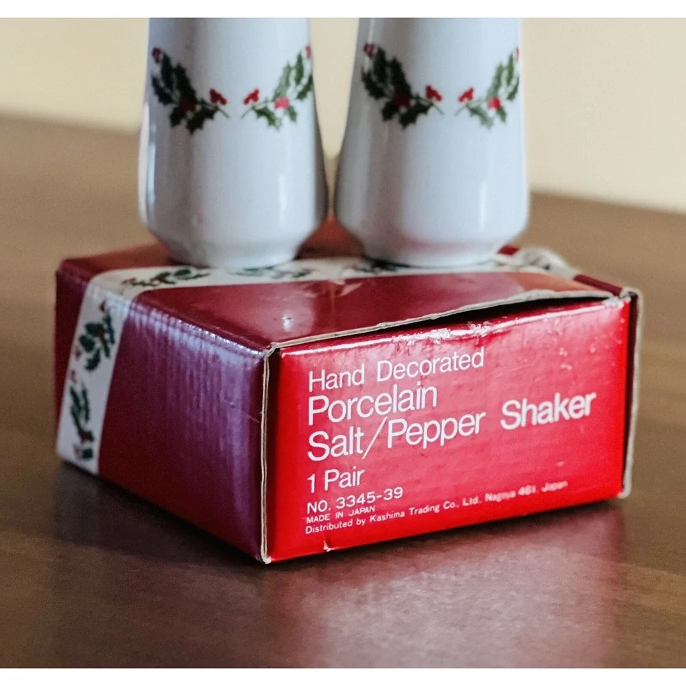 Vintage Gold Rim Holly & Berry Ceramic Salt & Pepper Shakers Holiday Party W Box